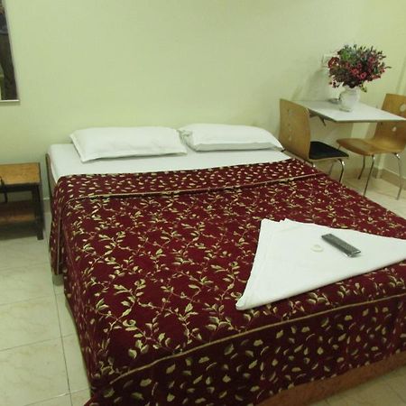 Oyo 1458 Hotel Prince Palace Мумбаи Экстерьер фото
