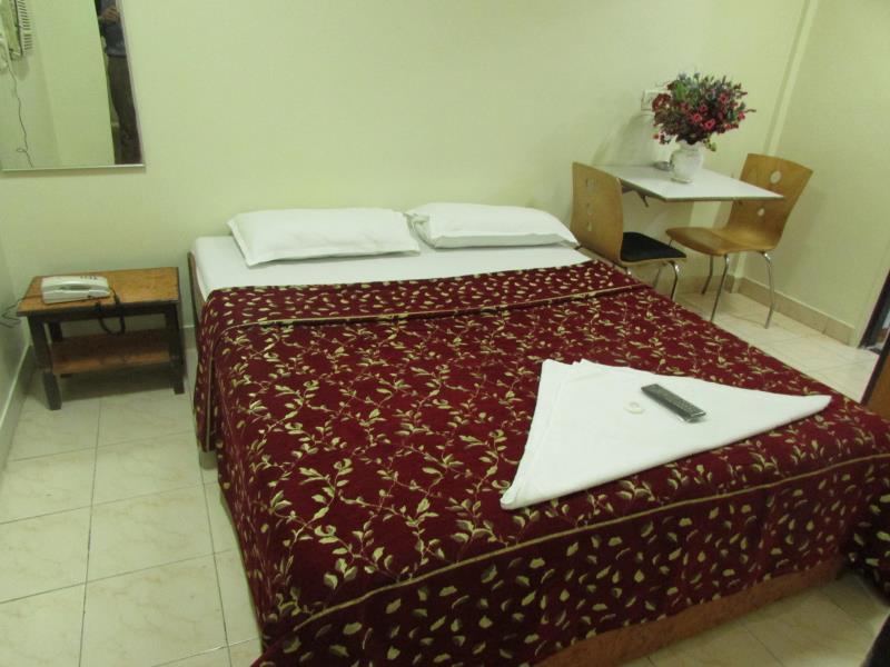 Oyo 1458 Hotel Prince Palace Мумбаи Экстерьер фото
